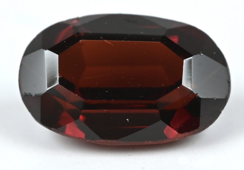 Een granaat  van +- 1,54 ct.