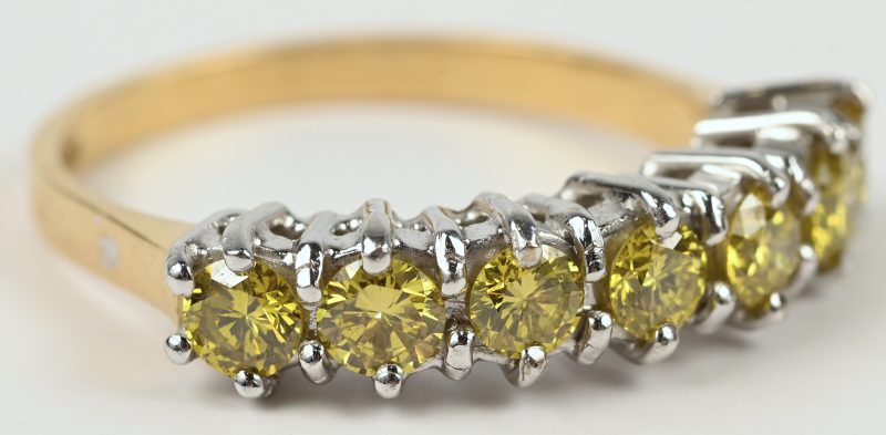 Een 18 kt wit en geelgouden ring bezet met gele diamanten met een gezamenlijk gewicht van +- 1,05 ct.