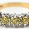 Een 18 kt wit en geelgouden ring bezet met gele diamanten met een gezamenlijk gewicht van +- 1,05 ct.