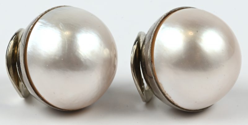 Een paar 18 kt witgouden oorbellen bezet met telkens één grote parel.