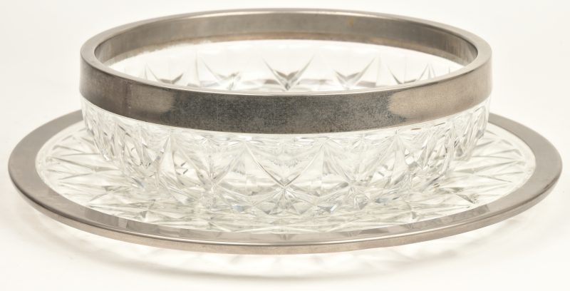 Een schotel met schaal van kleurloos glas beide met verzilverd montuur. Gemerkt.