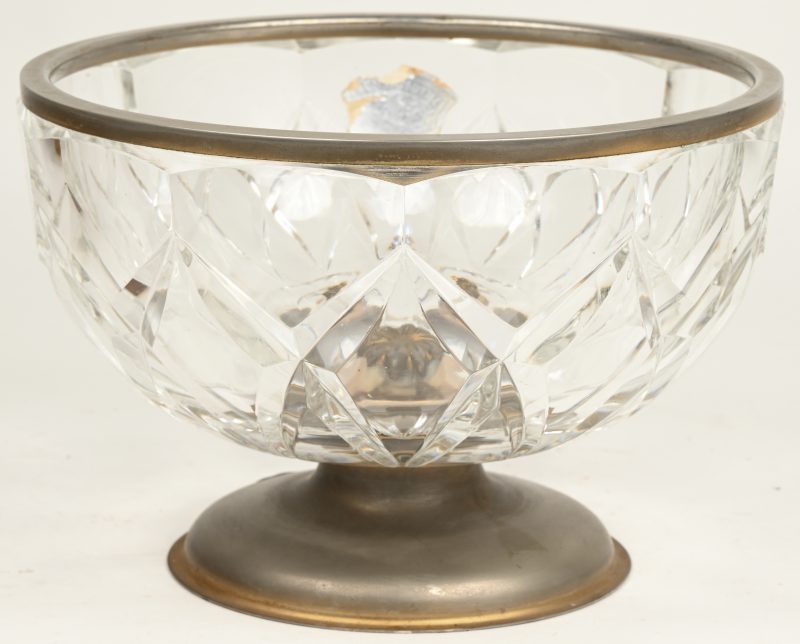 Een coupe van kleurloos kristal met verzilverde voet. Gemerkt.