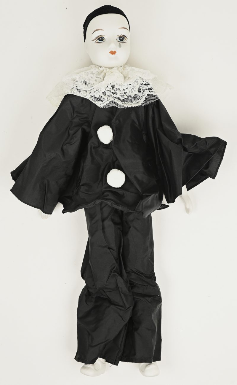 Een porseleinen pierrot pop in zwart. In originele doos. Gemerkt “Porcelain Classics Pierrot”.