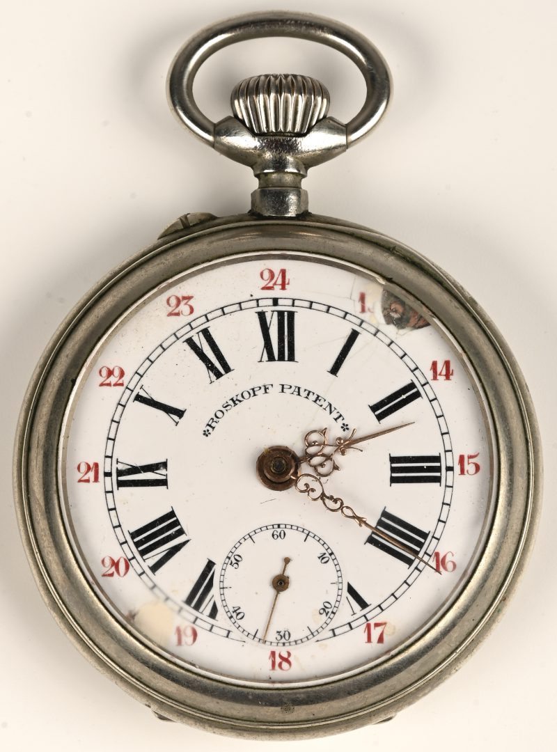 Een zakhorloge. Kleine schade aan de wijzerplaat.