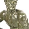 ‘Athlète Marin’, een bronzen beeld met een groene patina. Getekend “Ouline” met inscriptie ‘Bronze’. Met een groen marmeren voetstuk.