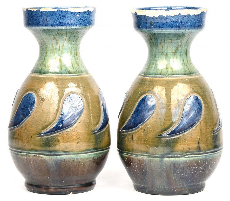 Een paar vaasjes van Vlaamse aardewerk met blauw, groen en beige glazuur. Medio XXste eeuw. Enige randslijtage.