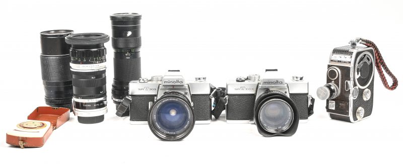 Een lot vintage foto-en filmmateriaal bestaande uit een Minolta SRT-303 met Vivitar 28mm lens, een Minolta SRT-100X met MC Rokkor PF 50 mm 1:1.7 lens, een Upsilon tele-zoom 90-190mm 1:5.8, een Eyemik 200mm 1:3.5, een Minolta rokkor 58mm 1:1.4 en een Paillard Bolex B8 met een Yvar 13mm 1:1.9 lens. Toegevoegd een vintage lichtmeter.