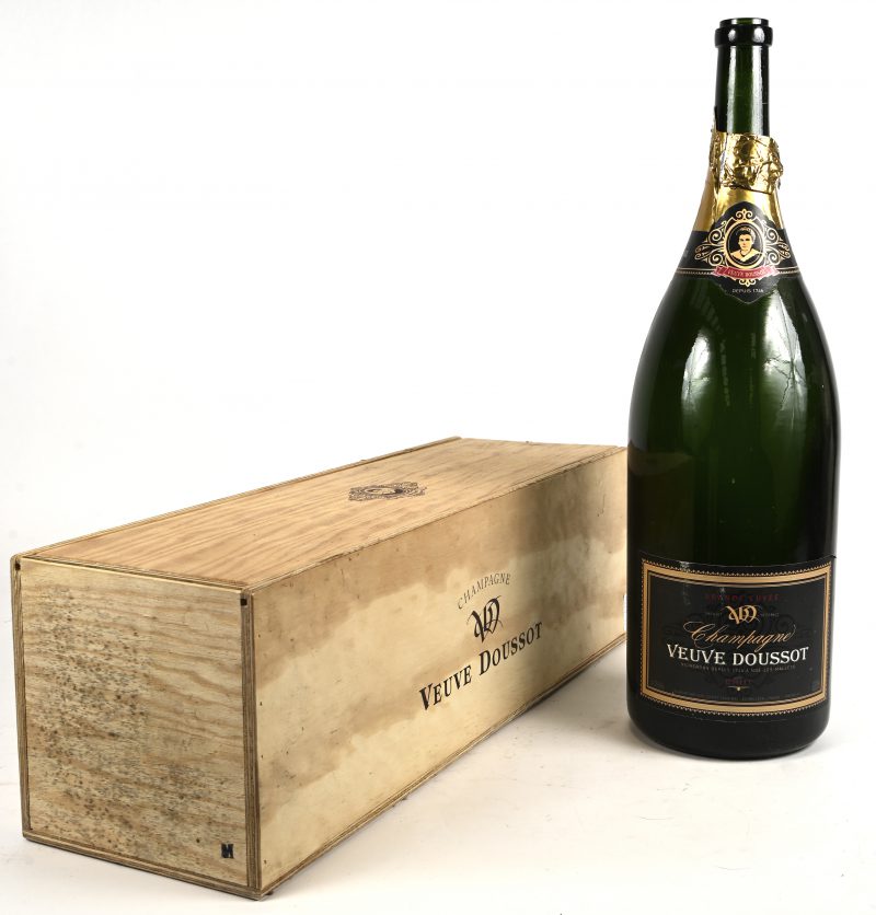 Een 6 liter Champagnefles, Veuve Doussot Grande Cuvée in bijbehorende houten kist. De fles is leeg!