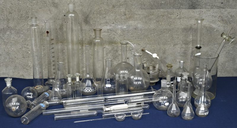 Groot lot gevarieerd laboratoriumglaswerk. Erlenmeyers, rondbodemkolven, maatbekers, condensator, etc.