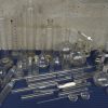 Groot lot gevarieerd laboratoriumglaswerk. Erlenmeyers, rondbodemkolven, maatbekers, condensator, etc.