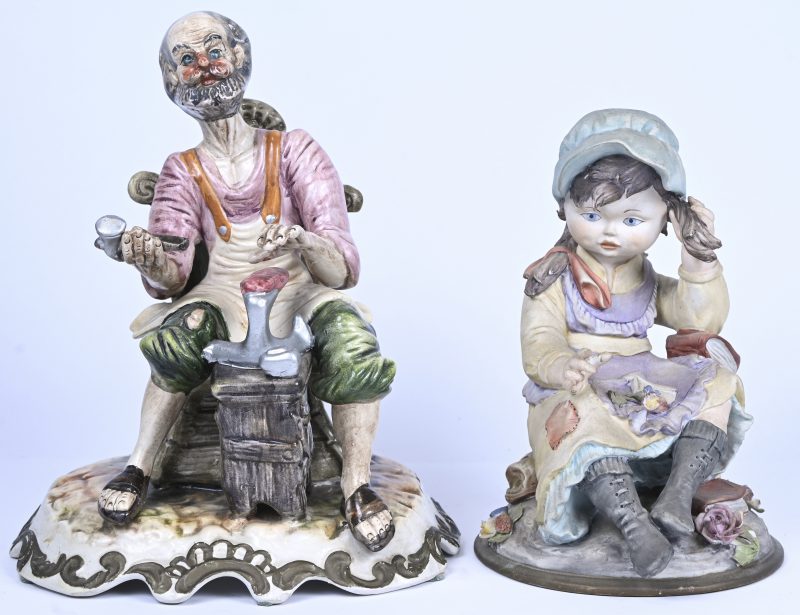 Een meerkleurig beeld van een schoenmaker in porselein, gemerkt Capodimonte. Toegevoegd een meerkleurig beeld van een meisje in biscuit.
