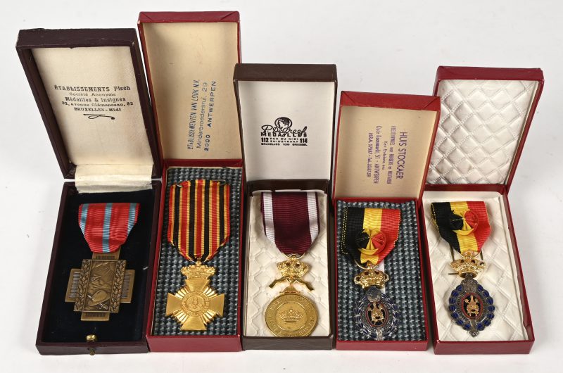 Lot van 5 Belgische medailles. Vuurkruis WO1, ereteken 2e klasse en 3 medailles voor de arbeid.