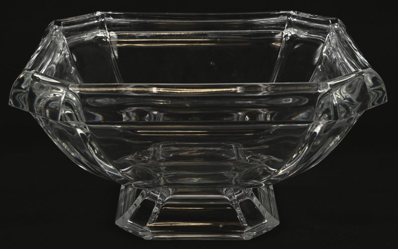 Een grote zware kristallen coupe. Gemerkt J.G.