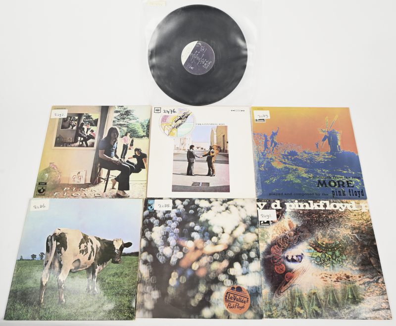 Pink Floyd, 7 vinylplaten, Ojala Estuvieras Aqui - CLS5485, Ummagumma - 188-04 222/23, Atom Heart Mother - SHZE 297, Obscured by Clouds - 062-05 054, Soundtrack from the film More - 062-04 096, A Saucerful of Secrets - 062-04 190 en lp 1 van The Wall (zonder hoes) - BL 36184.