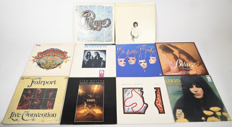 Een gevarieerd lot vinylplaten, Donovan, Chicago, Cher, Bilitis, Spandeau Ballet, The Manhatten Transfer, Toots, B-art, Fairport en Peter Frampton & The Bee Gees.