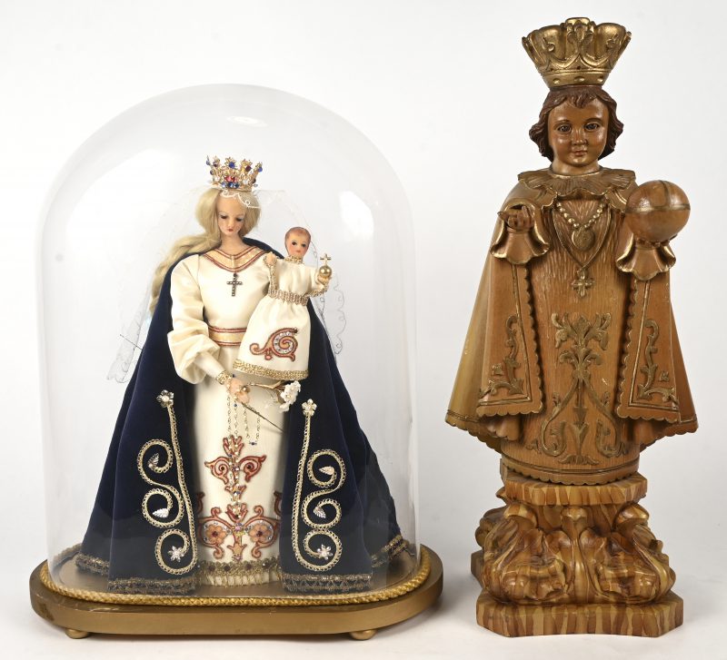 Set van 2 religieuze beelden.  houten beeld van Christus en een wassen Maria onder stolp.