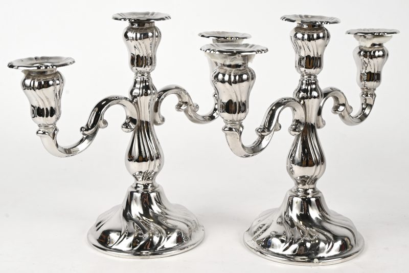 Een set verzilverd metalen kandelaars, gemerkt Elldee.