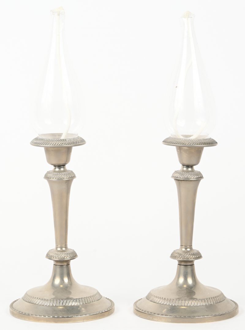 Een set van 2 verzilverd metalen kandelaars met olielamp-inzet.