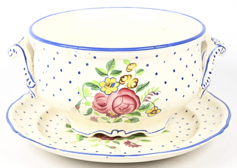 Een terrine met bijhorende schotel, Faiencerie de Longchamp.