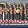 Drie gepolychromeerde houten decoratievoorwerpen. Twee tempeldansers en een drakenboot met muzikanten.