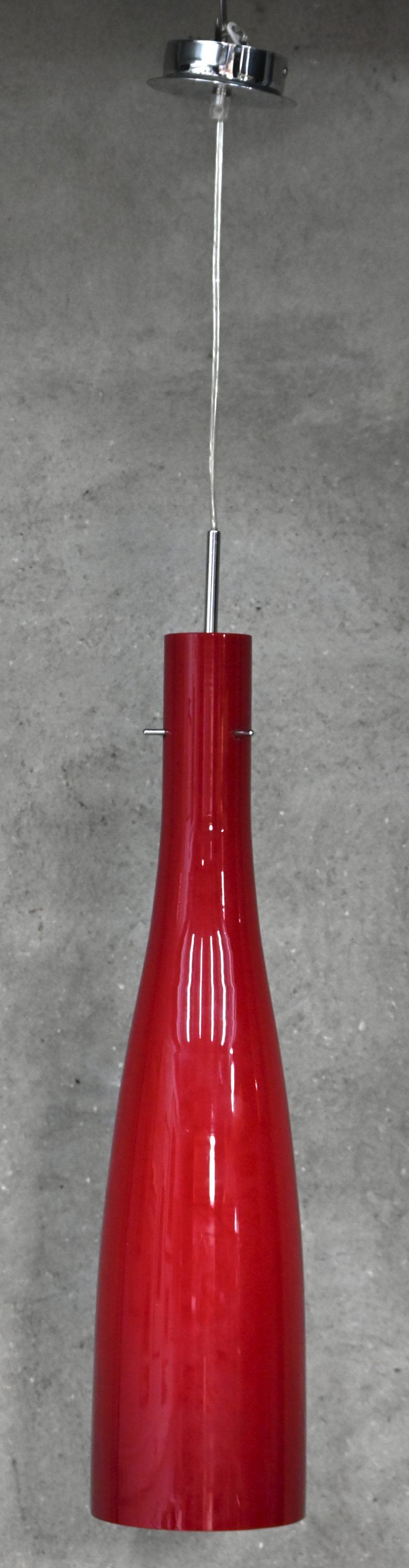 Een retro design hanglamp, rood glas, gemerkt Nordlux.