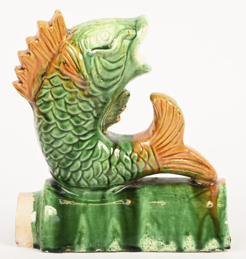 Nokpan in Chinees geglazuurd Sancai aardewerk. Versierd met Koi karper.