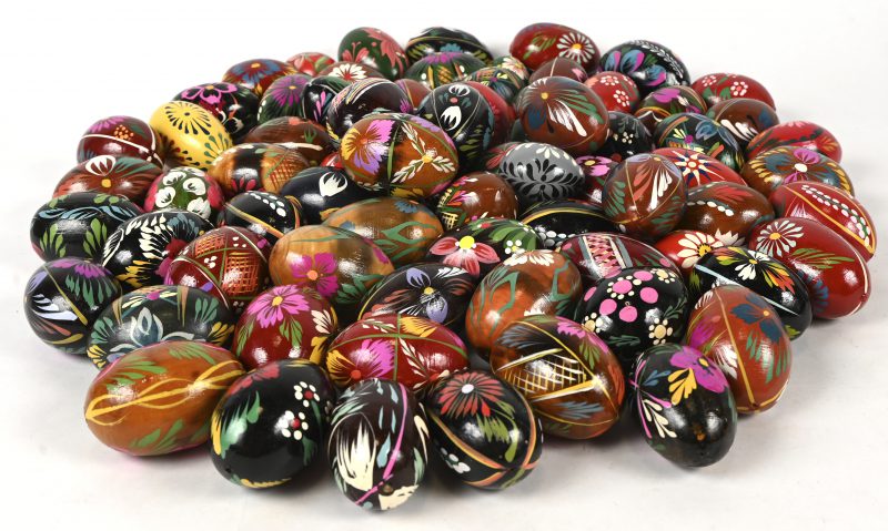 Een lot van 75 handbeschilderde houten eieren.