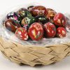 Een lot van 75 handbeschilderde houten eieren.