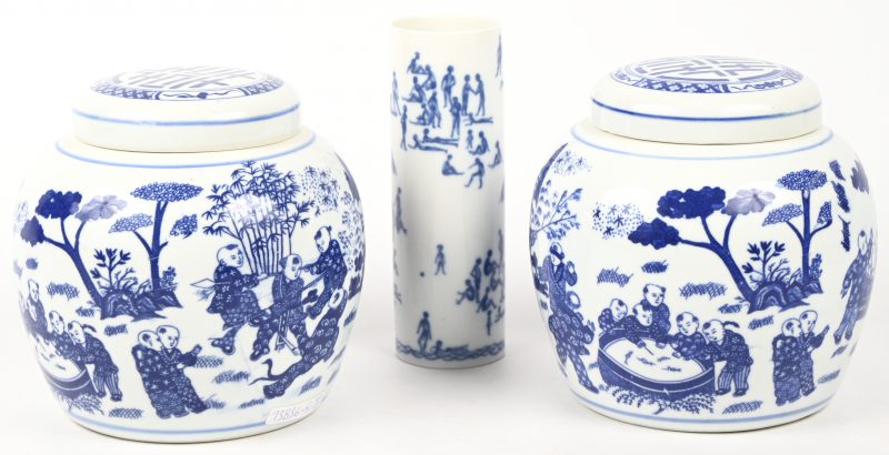 Een set van 2 Chinese blauw-wit porseeinen gemberpotten.