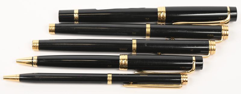 Een lot schrijfgerei, bestaande uit 2 vulpennen en 3 balpennen, Waterman.