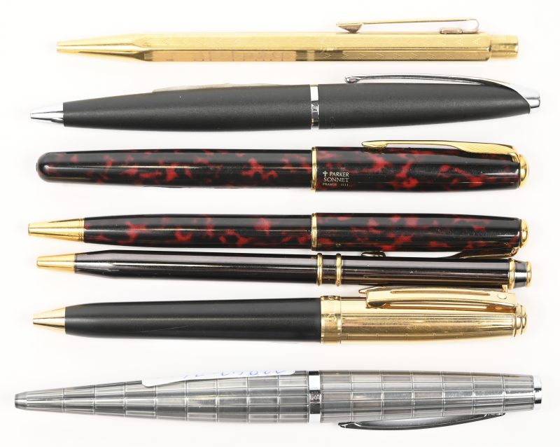 Een lot schrijfgerei, bestaande uit een vulpen, Parker Sonnet, met bijhorende balpen en 5 balpennen: Shaeffer’S, Caran D’ache, Mercedes Benz, Waterman en Faber Cross.