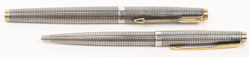 Een set van vulpen en balpen, zilver, gemerkt Parker Sterling Cap & Barrel, USA.