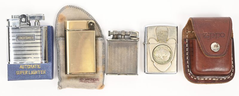 Een lot van 4 vintage aanstekers bestaande uit een Zippo met lederen draagtas, een Parker Beacon, een Ronson en een Monica.