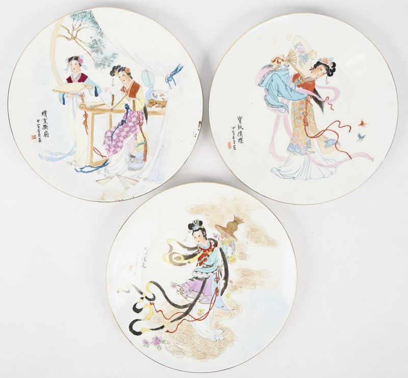 Set van drie borden in Chinees porcelein. Gestempeld.
