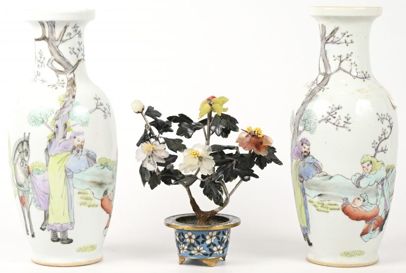 Een paar kraagvaasjes in Chinees porcelein, niet gestempeld. Toegevoegd een cloissonée bloempotje met sierboompje.