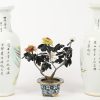 Een paar kraagvaasjes in Chinees porcelein, niet gestempeld. Toegevoegd een cloissonée bloempotje met sierboompje.