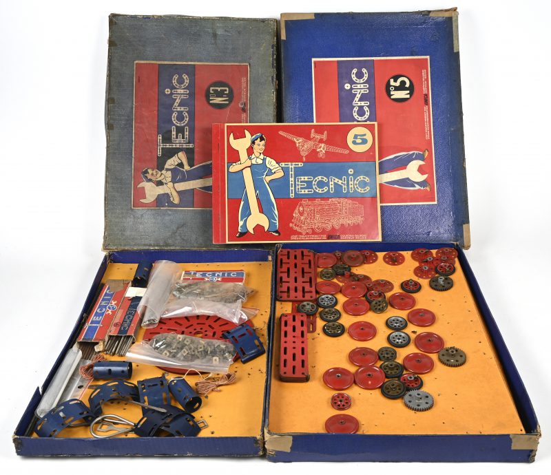 Een lot van 2 dozen vintage metalen speelgoed, Unica Kortrijk, Technic No 3 en No 5. Onvolledig.