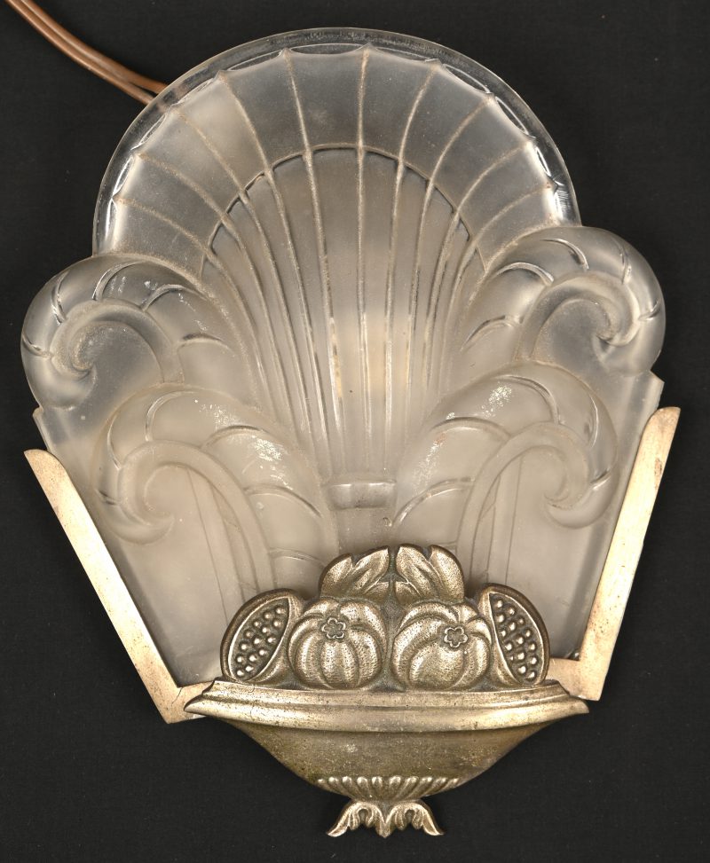 Een art-deco wandlamp, metaal en glas, gemerkt in het glas Sabino, France.