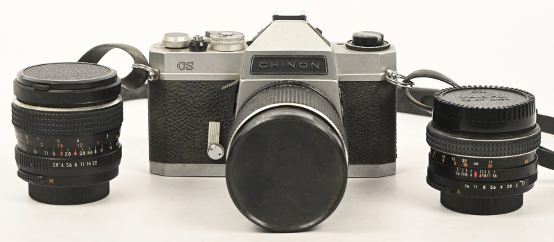 Een analoog fototoestel, Chinon CS, met 3 auto-chinon lenzen, 1:2.8 f=135mm, 1:2.8 f=35mm en 1:1.7 f=55mm.