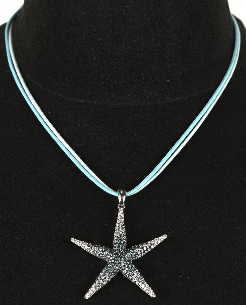 Een 18 kt witgouden hanger bezet met witte diamanten top Wesselton VVS- VS met een gezamenlijk gewicht van 0,68 ct. Ocean Blue diamanten 0,13 ct. Sky Blue diamanten 0,99 ct en Ice Blue diamanten 1ct.  195 diamanten met en totaal gewicht van 2,80 ct