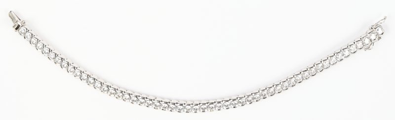Een 18 kt witgouden armband bezet met 52 briljanten top Wesselton F VVS1 van 6,15 ct.