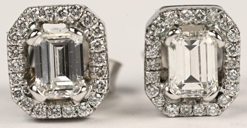 Een paar 18 kt witgouden oorbellen bezet met twee emerald geslepen diamanten van 0,80 ct. Top Wesselton VVS-VS en briljanten met een gezamenlijk gewicht van 0,20 ct. VVS-VS.