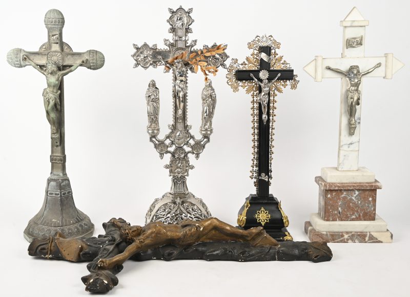 Een lot van 5 oude kruisbeelden uit diverse materialen, marmer, hout, verzilverd metaal, plaaster, etc.