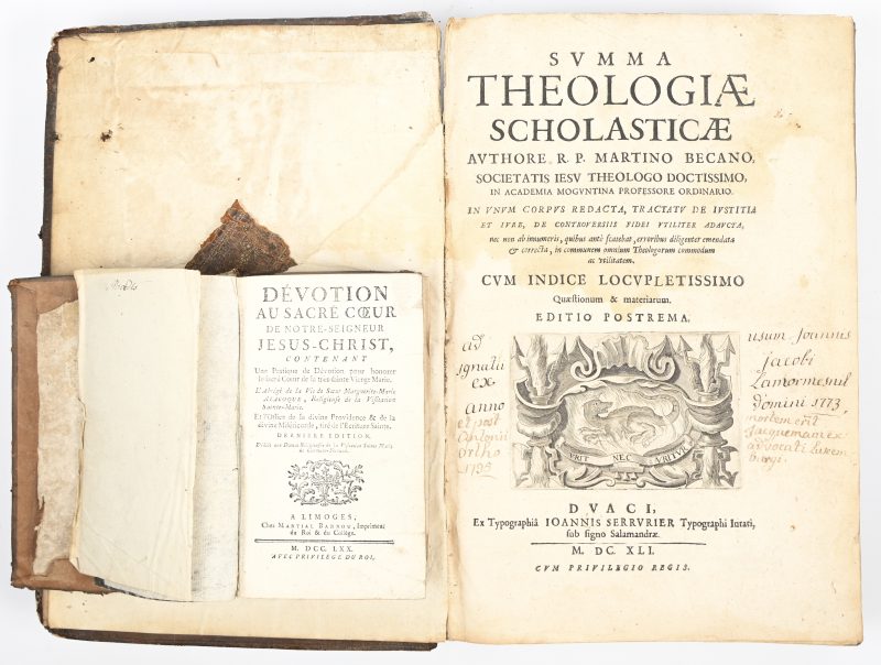 Een 17e eeuws boek, Summa Theologiae Scholasticae uit 1641, toegevoegd een 18e eeuws boekje, Dévotion au sacre-coeur de notre Seigneur Jesus-Christ uit 1770.