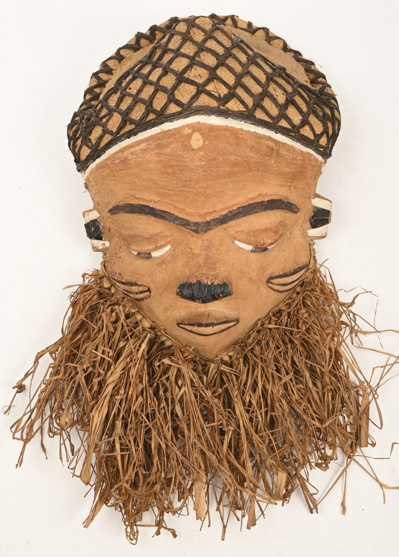 Afrikaans masker van gepolychromeerd hout.