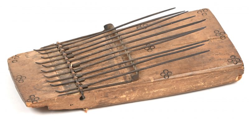 Een klein Afrikaans muziekinstrument van metaal en hout.