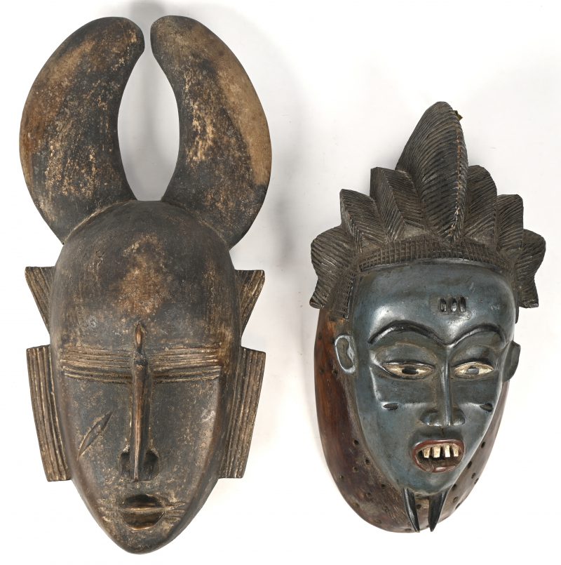 Afrikaanse maskers. Baluba dansmasker. De Luba of Baluba zijn een Bantoevolk uit Centraal-Afrika. Zij woonden hoofdzakelijk in de regio's Katanga en Kasaï. Toegevoegd een polychroom dansmasker.