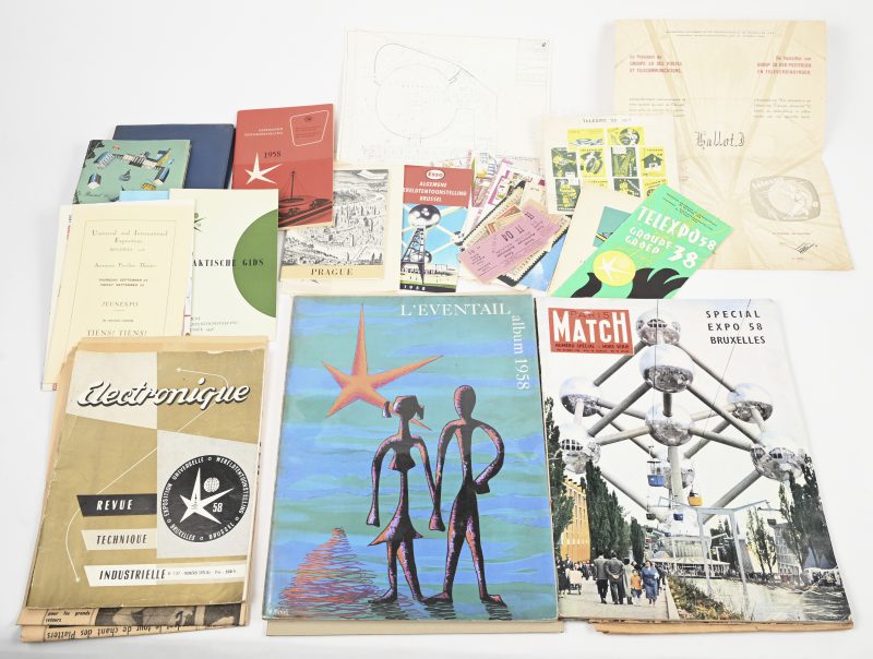 Expo 58. Mooie collectie folders, magazines, tickets, zegels en plattegronden. Afkomstig van een voormalig medewerker bij het Belgisch paviljoen. In zeer goede staat.