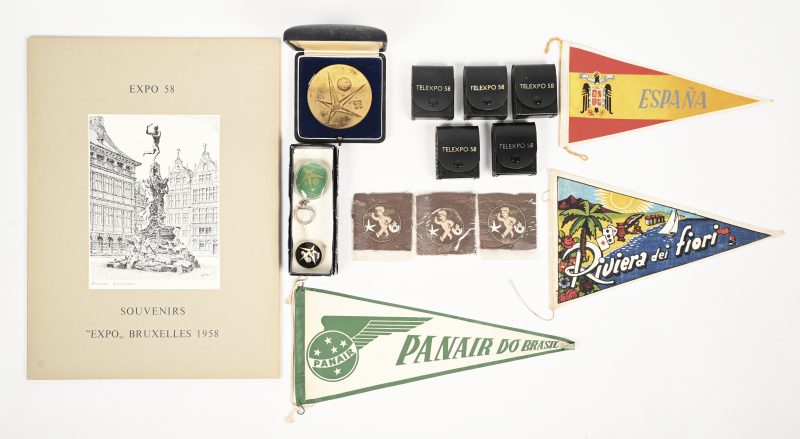 Expo 58. Gevarieerd lotje bestaande uit een sleutelhanger, penning, dasspeld, opnaaipatches en enkele souvernirvlaggetjes van deelnemende landen. Toegevoegd een map ‘Souvenir expo Bruxelles 1958’.