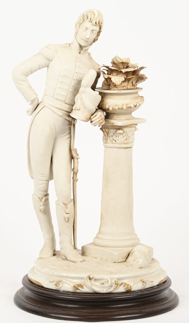 Beeldje van een officier in Capodimonte porselein. Enkele stukjes manco.